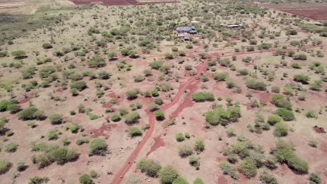 Afrika-Dorf-Drohne-Blick-Auf-Eine-Wüste-In-Loitokitok-Kenia