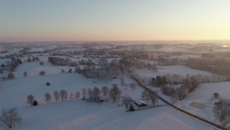 Dolly-Vorwärts-über-Eine-Schneebedeckte-Landschaft-Im-Morgengrauen