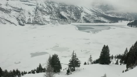 Luftbild-Des-Zugefrorenen-Sees-In-Der-Weiten-Winterwildnis