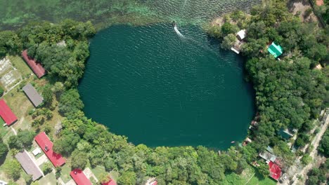 Zentraler-Blick-Auf-Das-Naturwunder-Der-Bacalar-Lagune-In-Mexiko