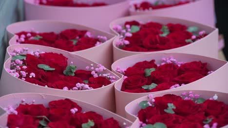 Zum-Verkauf-Stehende-Rosen-Mit-Roten-Blütenblättern-Werden-Während-Des-Valentinstags-Auf-Einem-Blumenmarkt-In-Einer-Herzförmigen-Schachtel-Ausgestellt-Und-Verpackt