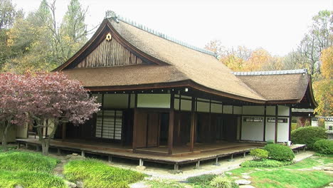 Japanese-style-house-in-autumn