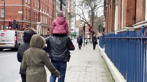 Gente-Caminando-En-La-Acera-En-Una-Calle-De-Londres