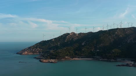 Windgeneratoren-Auf-Dem-Bergrücken-Am-Meer-An-Einem-Sonnigen-Tag