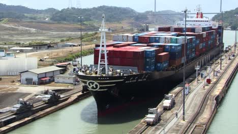 Container-ship-transiting-Pedro-Miguel-locks,-Panama-Canal