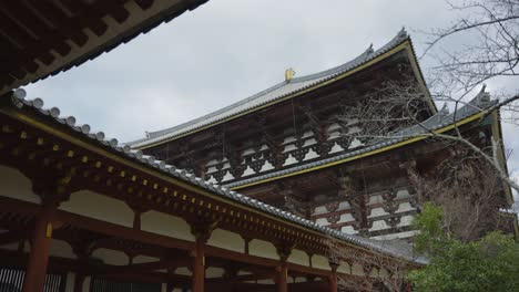 Todaiji-Temple,-Closeup-of-details-of-Daibutsuden,-Panning-Shot