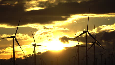 Windkraftanlagen,-Die-Während-Eines-Goldenen-Sonnenuntergangs-Saubere,-Alternative-Energie-Erzeugen