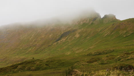 Península-De-Hornstrandir,-El-Punto-Más-Septentrional-De-Islandia,-Con-Nubes-Bajas-Que-Pasan-Flotando