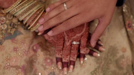 Aufnahme-Eines-Indischen-Mädchens,-Das-Mehandi-Bei-Einer-Großen,-Fetten-Indischen-Mehandi-Hochzeit-In-Einem-Indischen-Haus-In-Neu-Delhi,-Indien,-Auf-Die-Hand-Legt