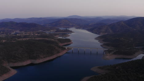 Dron-Panorámico-Alrededor-De-Un-Gran-Río-Con-Un-Puente,-Revelando-Un-Hermoso-Paisaje-Y-Un-Gran-Río-En-España