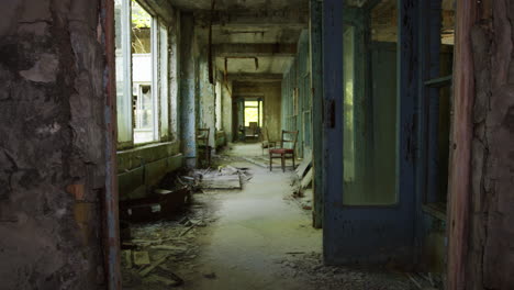 Gruseliger,-Verlassener-Korridor-Des-Pripyat-Geschäftsgebäudes,-Ansicht-Verkleinern