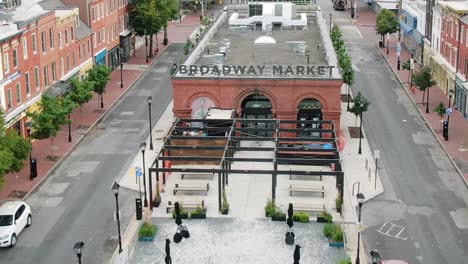 Broadway-Market-Zeichen-Auf-Dem-Gebäude,-Inner-Harbor,-Baltimore,-Maryland