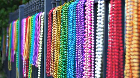 Bunte-Mardi-Gras-Perlen,-Die-Am-Eisenzaun-In-New-Orleans-Hängen