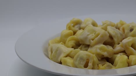 Tortellini-alla-panna-in-a-white-dish