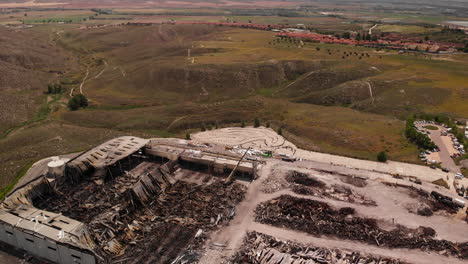 Pila-De-Escombros-Y-Cenizas-Que-Quedaron-Del-Edificio-Industrial-De-Dhl-En-El-Sitio-En-Toledo,-España