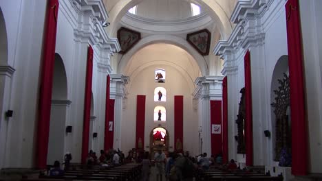 Innenraum-Der-Kirche-Von-San-Francisco-In-Antigua,-Guatemala