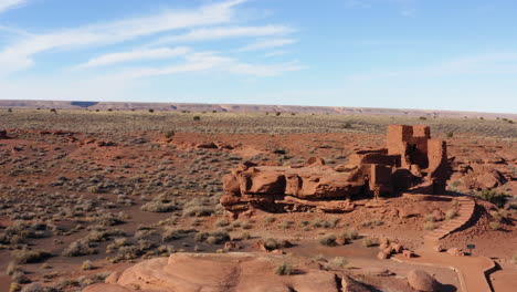 Approaching-Wukoki-Pueblo-ruins-in-Wupatki-National-Monument,-Arizona,-USA