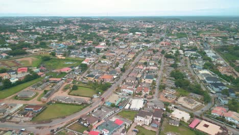 Abeokuta,-Estado-De-Ogun---Nigeria---10-De-Junio-De-2021:-Paisaje-Urbano-De-La-Ciudad-De-Abeokuta,-Red-De-Transporte-Y-Techos-Viejos-Marrones