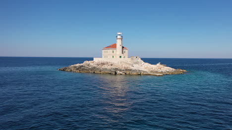 Luftaufnahme-Des-Mulo-leuchtturms-Auf-Einer-Kleinen-Insel-Im-Kroatischen-Adriatischen-Meerwasser-An-Einem-Sonnigen-Sommertag,-Drohnenaufnahme