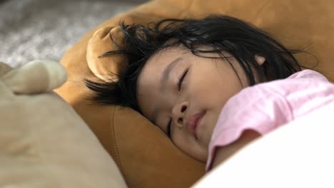 Schönes-2-jähriges-Malaysisches-Mädchen,-Das-Friedlich-Schläft---Familienkindheit-Und-Unschuldskonzepte