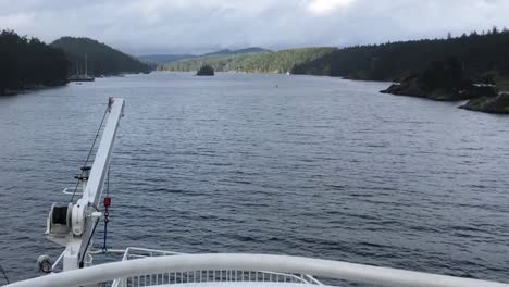 Ferry-Navegando-En-La-Entrada-Estrecha-Con-Pequeñas-Islas-En-Un-Día-Nublado-Desde-Vancouver-Hacia-Long-Harbor-En-Salt-Spring-Island