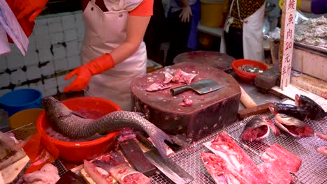 Meeresfrüchte-Metzger-Schneiden-Fisch-In-Asiatischen-Meeresfrüchten-Nassen-Fischmarkt-In-Hong-Kong-China