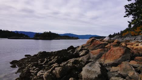 Low-establishing-shot-of-Skardon-Islands-in-Pender-Harbour-in-British-Columbia