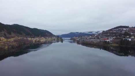 Mar-De-Arnavaagen-Aéreo-En-Movimiento-Hacia-Adelante,-Cerca-De-Sorfjorden,-Arna,-Bergen-Y-Garnes---Arna-bay-Noruega