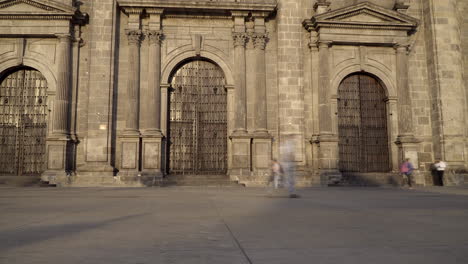 Panorama-De-La-Catedral-De-Guadalajara-En-Guadalajara,-México-Con-Gente-Pasando-En-Primer-Plano