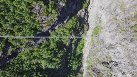 Klettersteigbrücke-Am-Berg-Hoven-In-Loen-Von-Oben-Gesehen---Birdseye-Antenne-Norwegen-Mit-Nicht-Erkennbarer-Person,-Die-Brücke-Passiert