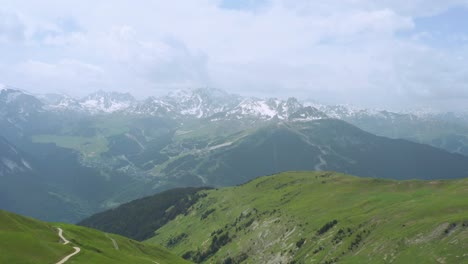 Toma-Aérea-De-Los-Alpes-Franceses-Cerca-De-Chamonix-mont-blanc-En-Un-Día-Nublado