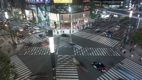 Lapso-De-Tiempo-Del-Tráfico-En-El-Cruce-De-Sukiyabashi-Con-Peatones-En-La-Noche-Cerca-De-La-Plaza-Tokyu-En-Ginza,-Tokio,-Japón