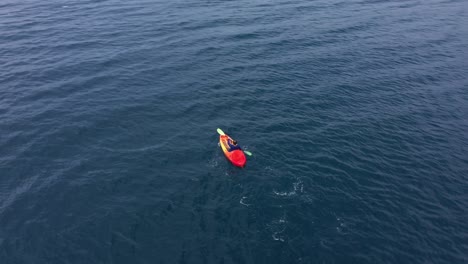 Chico-Remando-En-Kayak-En-El-Mar-Azul-Durante-Las-Vacaciones-De-Verano-Cerca-De-La-Isla-De-San-Pablo-En-Leyte,-Filipinas