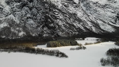 Schneebedeckte-Landschaft-Am-Fuße-Des-Alpenbergs-Während-Der-Wintersaison-In-Norwegen