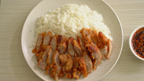 Gebratenes-Schweinefleisch-Auf-Reis-Mit-Scharfer-Dip-Sauce
