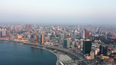 Rechts-Reisen,-Stadt-Luanda,-Goldene-Stunde-Fliegen-über-Die-Bucht-Von-Luanda,-Afrika