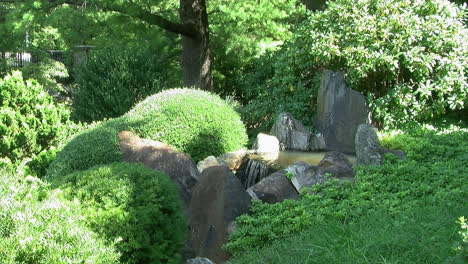 Ein-Kleiner-Wasserfall-In-Einem-Japanischen-Garten