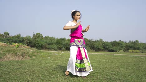 Ein-Bharatnatyam-Tänzer,-Der-Eine-Klassische-Bharatnatyam-Pose-In-Der-Natur-Des-Vadatalav-Sees,-Pavagadh,-Zeigt