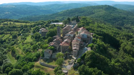 Panoramic-View-Of-The-Old-Town-Of-Hum-On-The-Hill-In-Istria,-Croatia-At-Daytime---aerial-shot