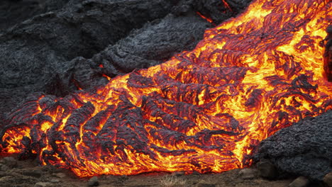 Lava,-Die-Vom-Vulkan-Geldingadalur-In-Island-Fließt