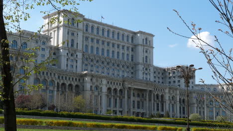 Palacio-De-La-Fachada-Del-Parlamento,-Arquitectura-Totalitaria-Bucarest