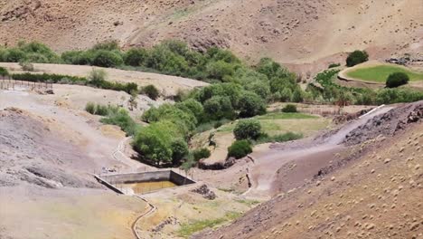 Depósito-De-Agua-Un-Río-Estanque-En-La-Estación-Montañosa-De-Kargil-Ladakh