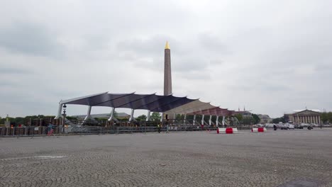 Statische-Aufnahme-Des-Place-De-La-Concorde-Mit-Riesigem-Stand-Für-Den-Bastille-tag-Und-Militärische-Vorführungsparade,-Paris-Frankreich
