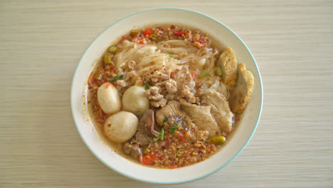 Nudeln-Mit-Schweinefleisch-Und-Fleischbällchen-In-Scharfer-Suppe-Oder-Tom-Yum-Nudeln-Nach-Asiatischer-Art