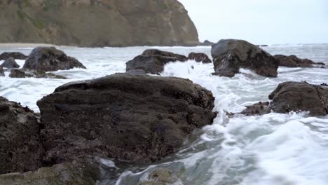 Wellen,-Die-Zwischen-Vielen-Felsen-Zusammenbrechen