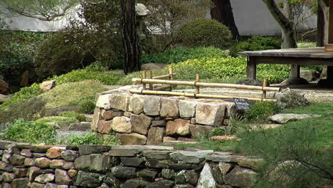 Muros-De-Contención-De-Piedra-Y-Valla-De-Bambú-En-Un-Jardín-Japonés