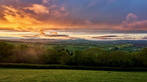 Zeitraffer-Von-Sonnenuntergang-Bis-Abenddämmerung-Mit-Blick-Auf-Die-Sanften-Hügel-Der-Landschaft-In-Devon-Vom-Stoke-Hill-In-Der-Nähe-Von-Exeter