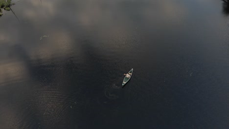 Vogelperspektive-Eines-Mannes-Auf-Einem-Kanu,-Das-Auf-Dem-Klaren-See-Segelt