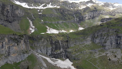 Hochluftfliegen-In-Richtung-Alpiner-Bergkette,-Die-Mehrere-Wasserströme-Zeigt,-Die-In-Einer-Abgelegenen-Landschaft-Ins-Tal-Fließen