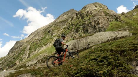 Mountainbiken-Mit-Jungen-Männlichen-MTB-Athleten-Auf-Riesigen-Felsen-In-Den-Wunderschönen-Alpen